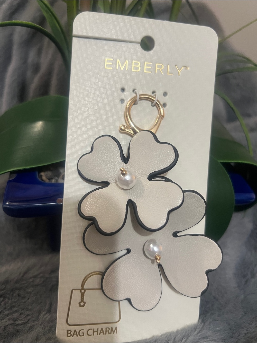 Emberly White Floral Pearl Bag Charm Keyring NWT - Picture 2 of 3